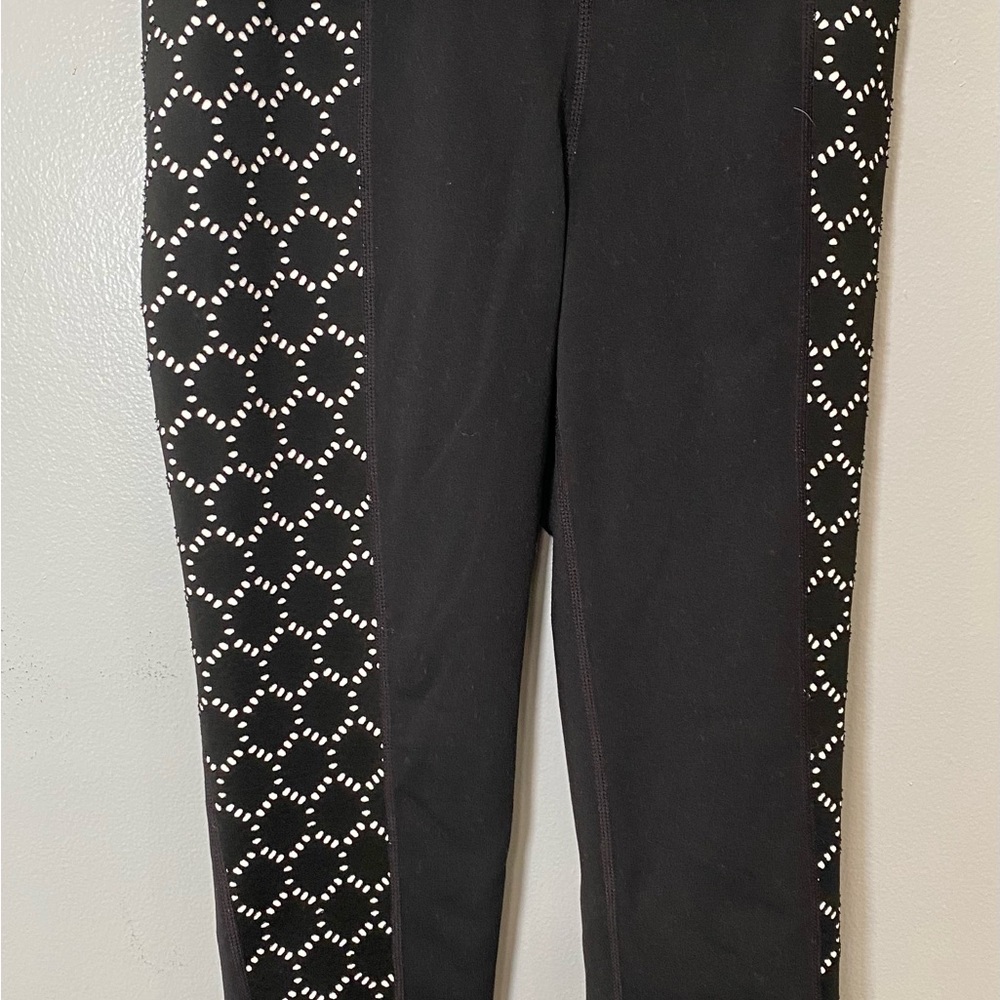 Athleta XS Black w- white print leggings 19” Inseam High Waisted 4.5”